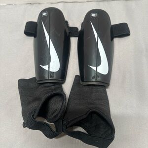 Nike Soccer Shin Guards Size Medium Protective Adjustable Straps
